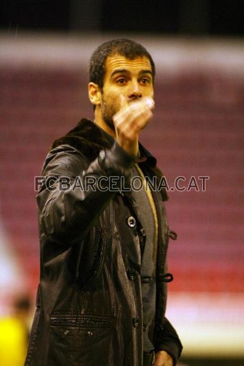 Pep Guardiola da instrucciones desde la banda.