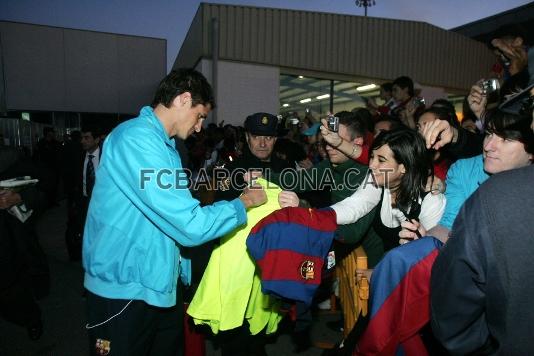 Edmlson firmando una camiseta en el aeropuerto de Almera.