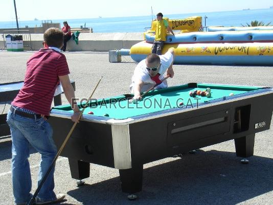 Inflables, futbolines, pantallas gigantes y msica por megafona son parte de la oferta ldica de la Fun Zone facilitadas por el Ayuntamiento y el FC Barcelona.