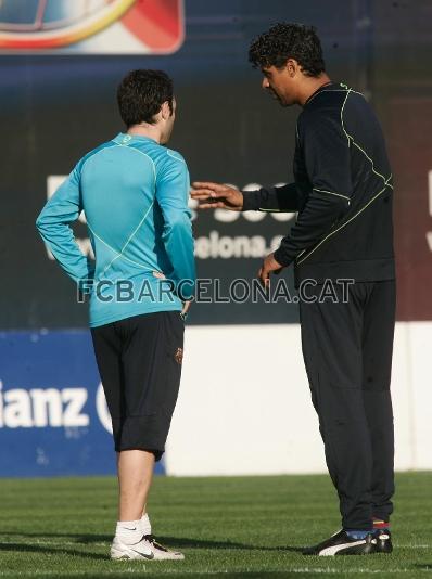 Rijkaard speaking to Iniesta.