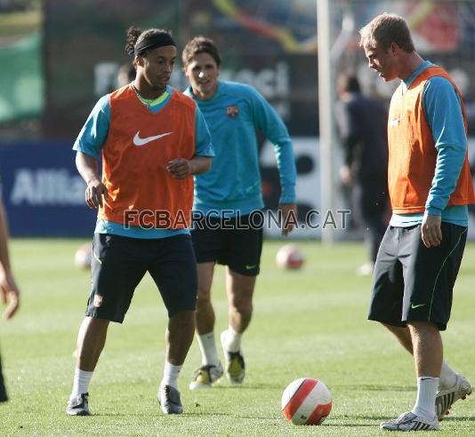 Ronaldinho y Gudjohnsen, durante otro instante del partidillo.