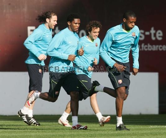 Milito, Eto'o, Ezquerro y Tour, durante un instante del calentamiento.