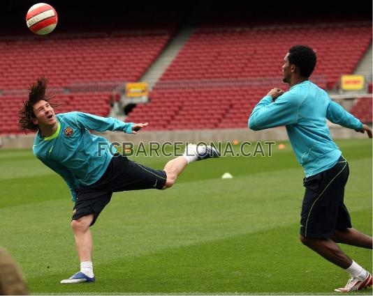 Messi, que ha recibido el alta, con Samuel Eto'o.