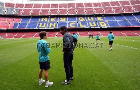 Frank Rijkaard hablando con Bojan.