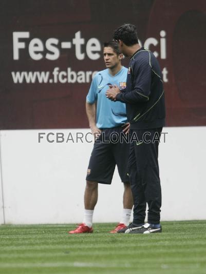 Sylvinho y Rijkaard dialogan.