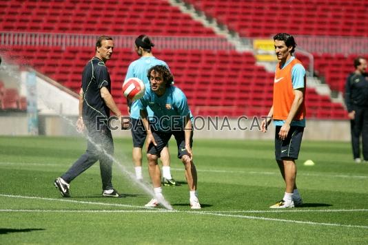 Ezquerro i Zambrotta, sobre la gespa del Camp Nou.