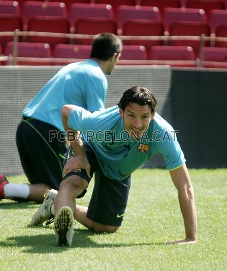 Gianluca Zambrotta realitzant estiraments.