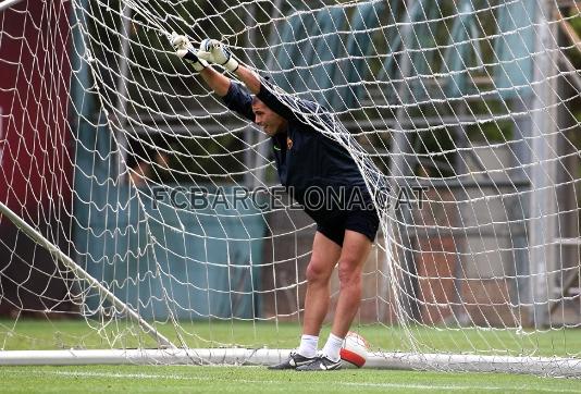 Valds es recolza a la xarxa de la porteria de la Masia.