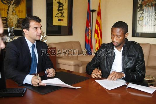 El presidente Joan Laporta con el jugador, Keita.