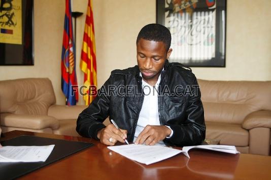 Keita durante el acto de la firma del contrato.