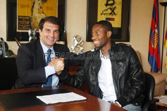 Joan Laporta y Keita, una vez firmado el contrato.