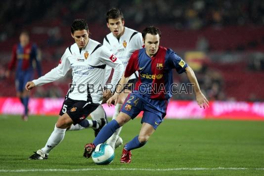 Piqu, en segundo plano, en un encuentro en el Camp Nou con el conjunto aragons.