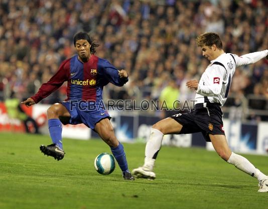 Piqu, ante Ronaldinho, en su etapa de cedido al Zaragoza la temporada 2006/07.