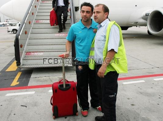 Xavi, bajando del avin.