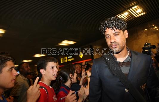 Rijkaard, rodeado de jvenes seguidores.