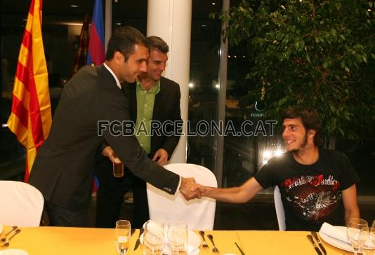 Josep Guardiola saludant al capit, Marc Valiente, davant del president Joan Laporta.