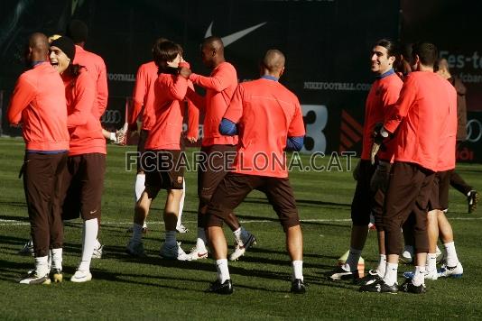 Buen ambiente en el entrenamiento de este jueves en la Masia.