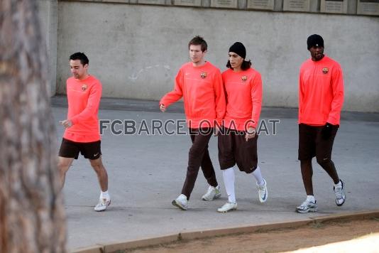 Xavi, Hleb, Martn Cceres y Tour, dirigindose a la Masia.