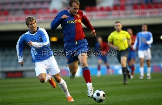 L'autor del gol, Maric, s'emporta la pilota.