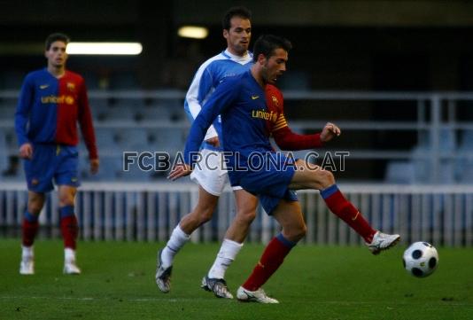 Xavi Torras controla una pilota.