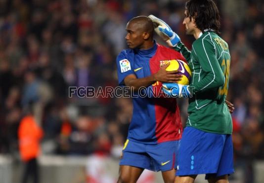 Eto'o abraa Juan Rodrguez, porter accidental, desprs de marcar de penal.