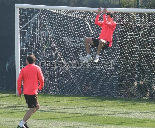 Busquets, agarrado al larguero.