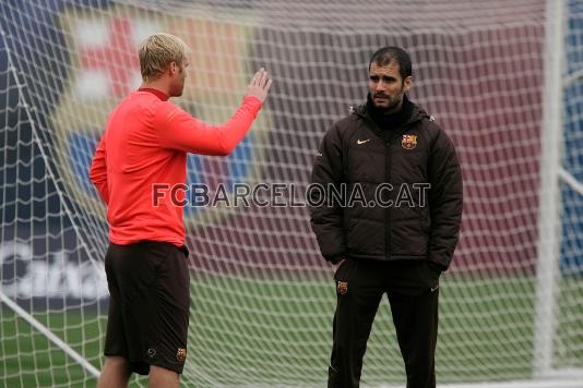 Josep Guardiola parlant amb Gudjohnsen.