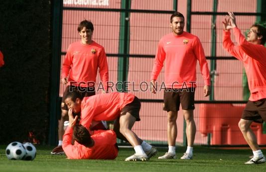 Els futbolistes del primer equip han compartit entrenament amb el filial.