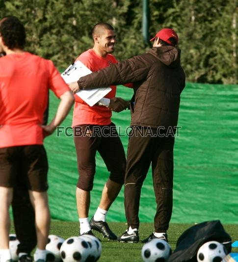 Vctor Valds saluda al tcnic del Bara Atltic, Luis Enrique.