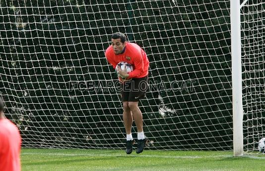 Alves fent de porter abans de comenar l'entrenament.