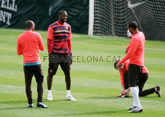 Eto'o, Tour i Henry damunt la gespa del camp de la Ciutat Esportiva.