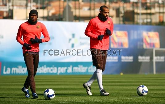 Eto'o y Henry, en el csped de la Ciudad Deportiva Joan Gamper.