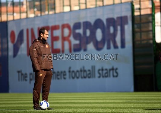 Guardiola observant la sessi preparatria dels seus jugadors.