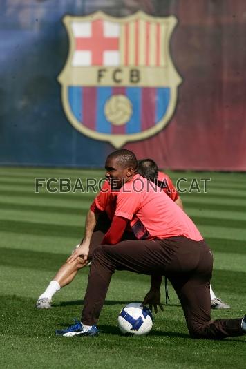 Eto'o fent estiraments al llarg de l'entrenament d'aquest dissabte.