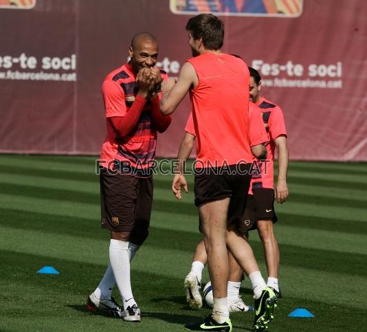 Henry y Piqu sonrien en un instante de la sesin preparatoria que ha tenido lugar esta maana en la Ciudad Deportiva.