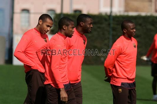 Henry, Keita, Eto'o i Tour, durant la sessi preparatria.