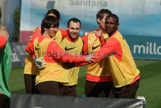 Iniesta amb Messi, Abidal, Hleb i Pinto.