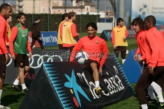 Rafa Mrquez, durante un partidillo de futvoley.