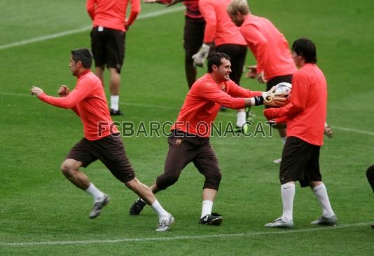 Messi, Jorquera y Sylvinho durante el calentamiento.