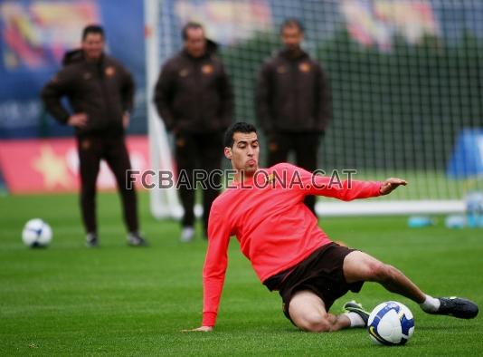 Sergio Busquets se lanza al suelo para recuperar un baln.