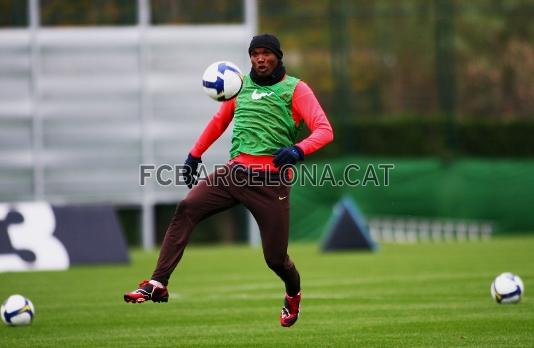 Samuel Eto'o controlando un baln.