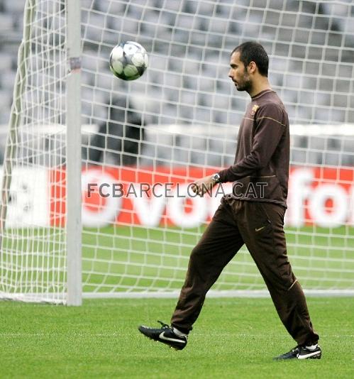 El tcnico sobre el csped del campo del Bayern.