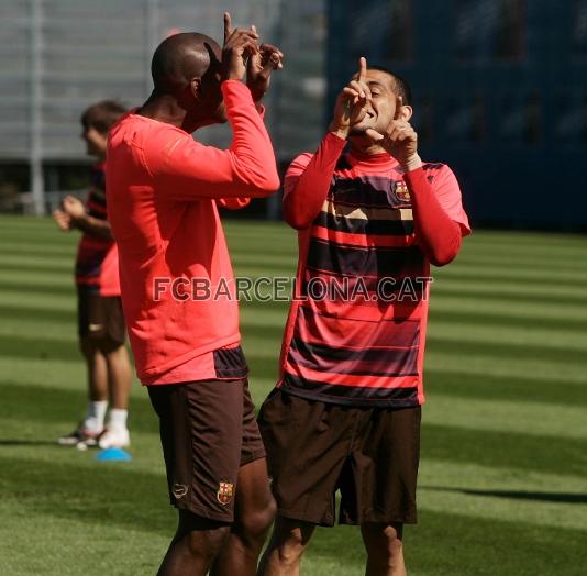 Abidal y Alves ren en un momento de la sesin.