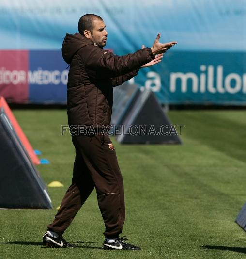 Guardiola, dando instrucciones.