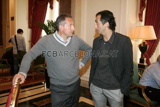 Txiki Begiristain hablando con Manel Estiarte.