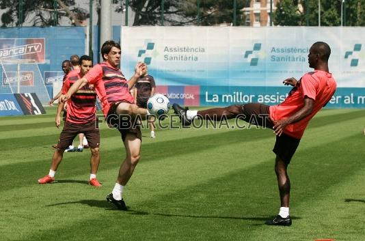 Vctor Snchez lluitant una pilota amb ric Abidal.