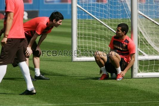 Dani Alves hablando con Leo Messi.