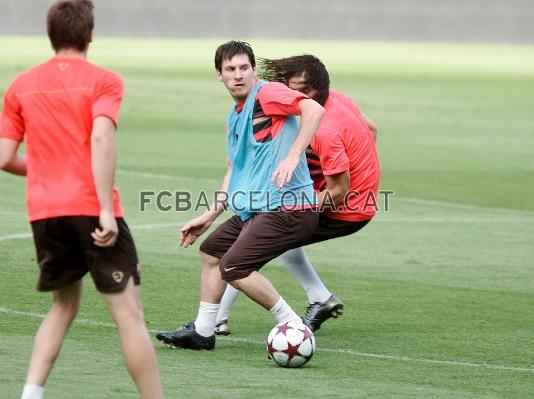 Messi, jugando el partido del entreno.