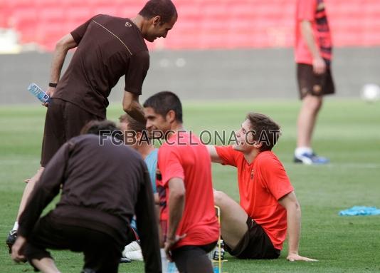 Estiramientos despus del partido de entreno.