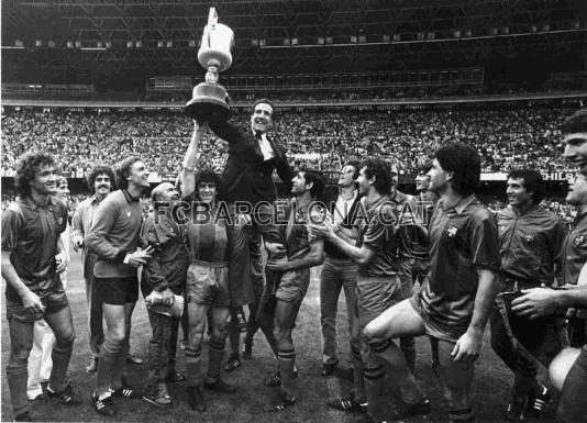 Helenio Herrera levanta la Copa ganada la temporada 1980/81.